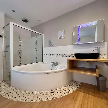 Maison Familiale Au Coeur De Saint-denis-d'oleron, Jardin Clos, Proche - Fr-1-246a-372